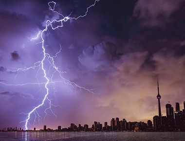 El protector de los protectores de oleadas en el clima de tormentas eléctricas